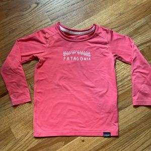 Patagonia Thermals- Kids' Capilene® Midweight Crew, in a salmon color. Size 4T